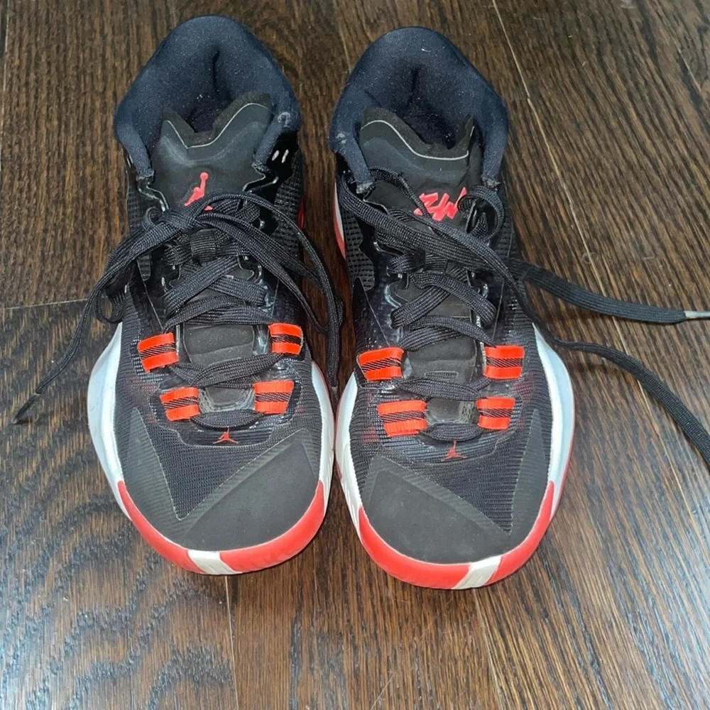 ♡ Kids Jordan Zion 1 Black White Bright Crimson size 4 - Picture 2 of 5